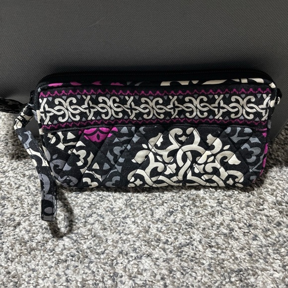 Vera Bradley WRISTLET Wallet Zip Pouch Canterberry Magenta 7" X 4.5" Preowned - Picture 1 of 6